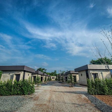The Loft House Sakaeo 호텔 Watthana Nakhon 외부 사진