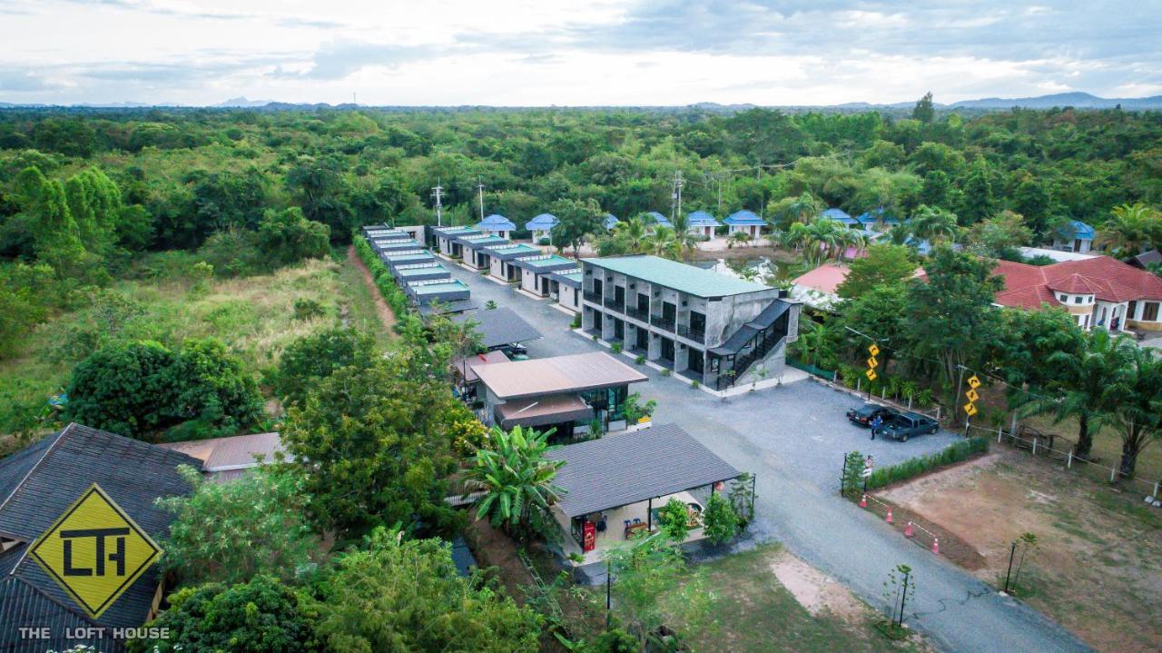 The Loft House Sakaeo 호텔 Watthana Nakhon 외부 사진